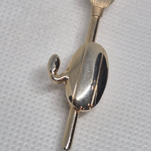 VINTAGE Curling Rock And Broom Gold Tone Brooch - Picture 11 of 16